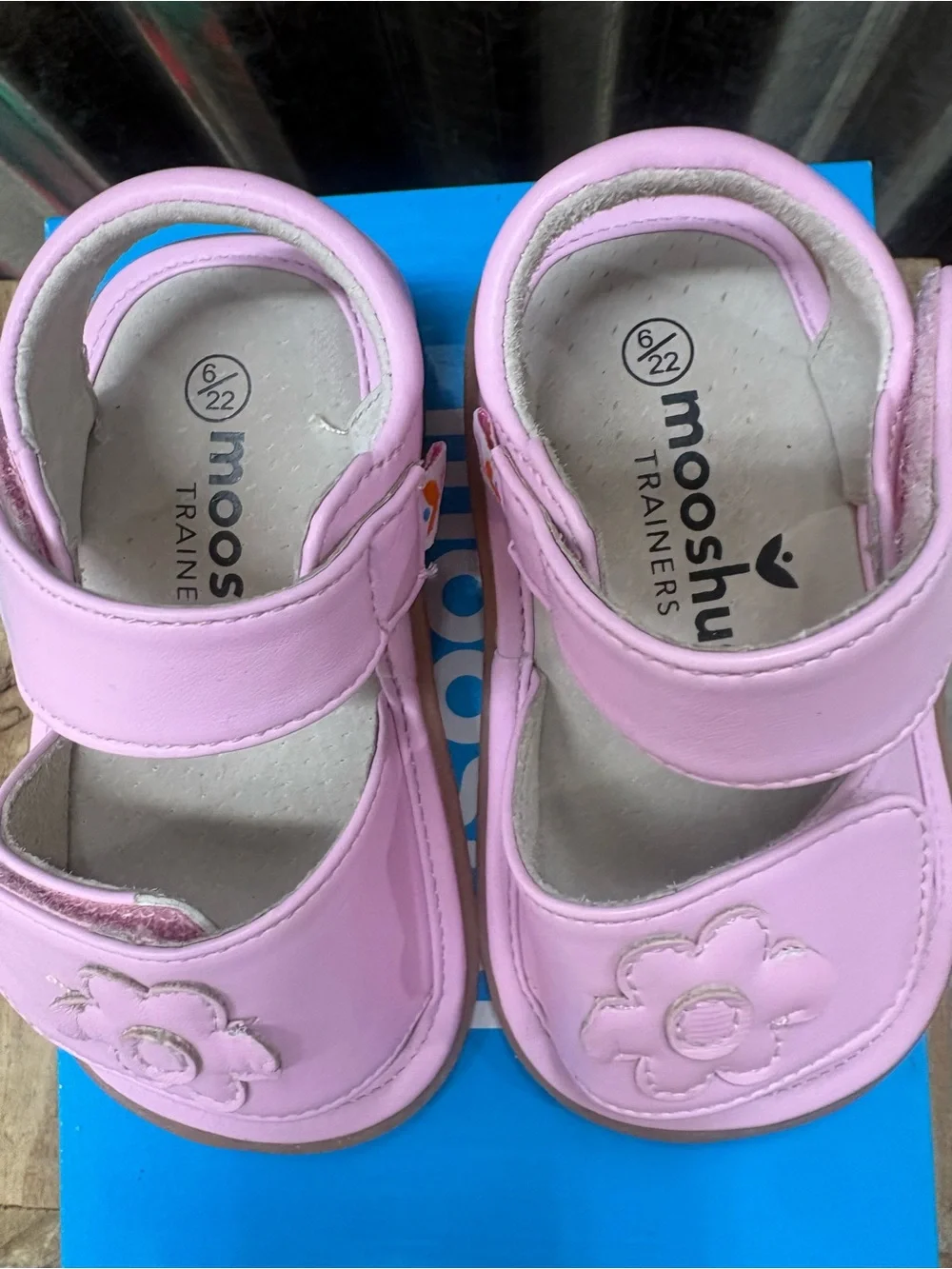 MooShu Squeaker Little Girls Pink Floral Hook-and-Loop Sandals, Sz 6